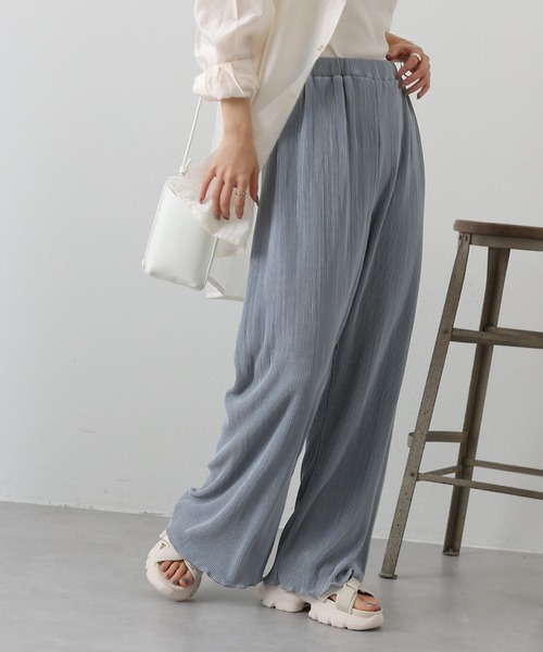 COLONY 2139（コロニートゥーワンスリーナイン）の「サテンミニプリーツストレートパンツ（その他パンツ・レディース・ブラック/ブルー/アイボリー/グレイッシュベージュ・MEDIUM/LARGE）」の4枚目の写真