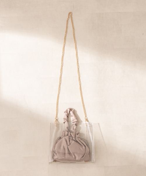 OLIVE des OLIVE(オリーブデオリーブ)の「【WEB限定カラー有】巾着ショルダーinPVCバッグ(ショルダーバッグ・レディース・オフホワイト/シルバー/スミクロ・FREE)」の1枚目の写真