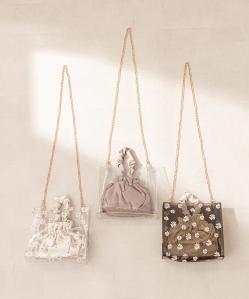 OLIVE des OLIVE(オリーブデオリーブ)の「【WEB限定カラー有】巾着ショルダーinPVCバッグ(ショルダーバッグ・レディース・オフホワイト/シルバー/スミクロ・FREE)」の4枚目の写真