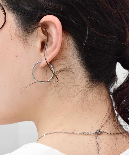 LHME(エルエイチエムイー)の「LHME スリムフープピアスM/サージカルステンレス316L(金属アレルギー対応)(ピアス(両耳用)・レディース・シルバー/ゴールド・ONE SIZE)」の8枚目の写真