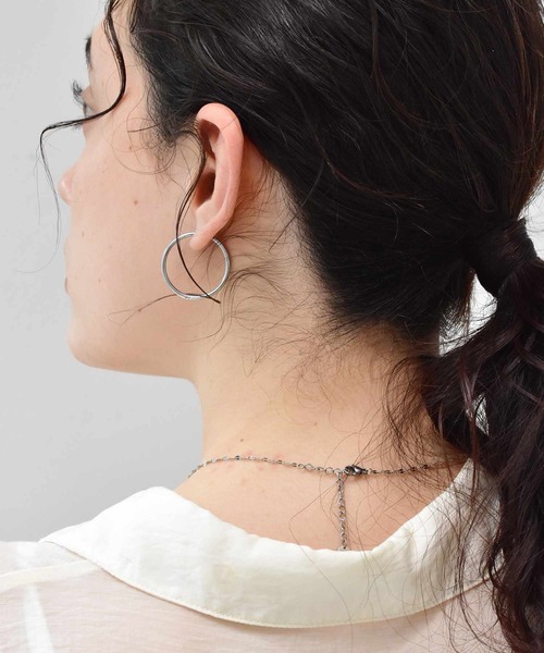 LHME(エルエイチエムイー)の「LHME スリムフープピアスM/サージカルステンレス316L(金属アレルギー対応)(ピアス(両耳用)・レディース・シルバー/ゴールド・ONE SIZE)」の10枚目の写真