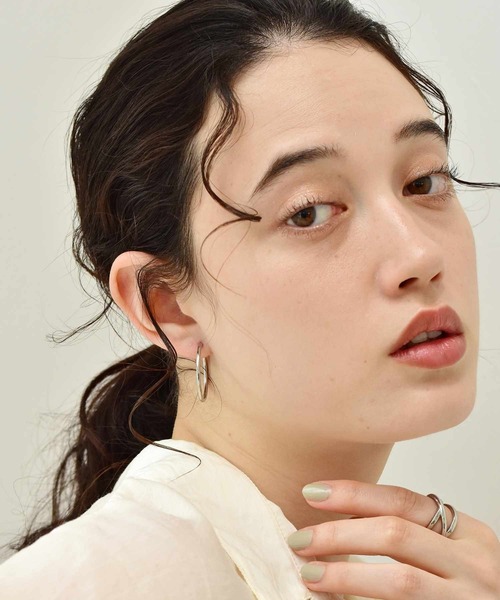 LHME(エルエイチエムイー)の「LHME スリムフープピアスM/サージカルステンレス316L(金属アレルギー対応)(ピアス(両耳用)・レディース・シルバー/ゴールド・ONE SIZE)」の7枚目の写真