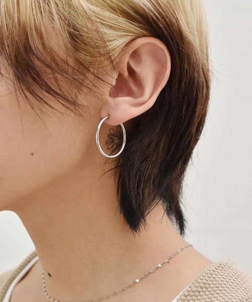 LHME(エルエイチエムイー)の「LHME スリムフープピアスM/サージカルステンレス316L(金属アレルギー対応)(ピアス(両耳用)・レディース・シルバー/ゴールド・ONE SIZE)」の13枚目の写真