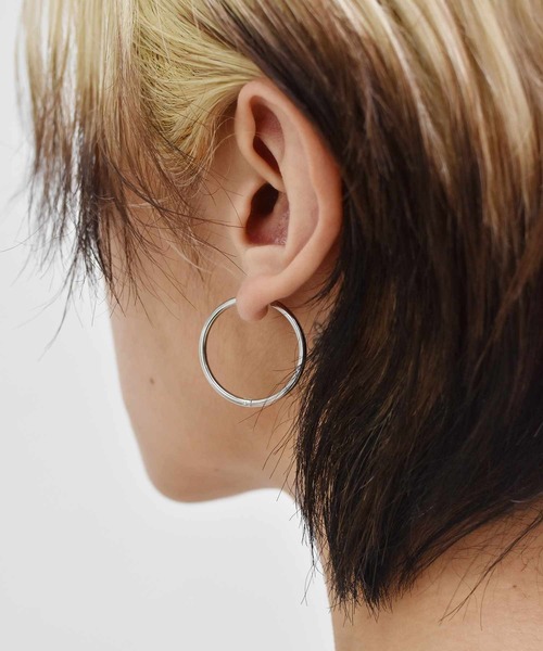 LHME(エルエイチエムイー)の「LHME スリムフープピアスM/サージカルステンレス316L(金属アレルギー対応)(ピアス(両耳用)・レディース・シルバー/ゴールド・ONE SIZE)」の15枚目の写真