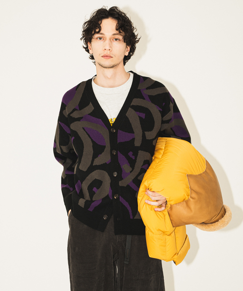 JOURNAL STANDARD(ジャーナルスタンダード)の「WEB限定【DDP×JOURNAL STANDARD】 別注ジャカードカーディガン / オーバーサイズ(カーディガン/ボレロ・メンズ・ブラック/キャメル/ブルー・MEDIUM/LARGE)」の1枚目の写真