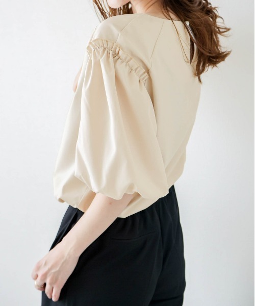 【新品タグ付き】pinue バルーンスリーブブラウス（ベージュ） バルーンスリーブブラウス（BEIGE） - PINUE