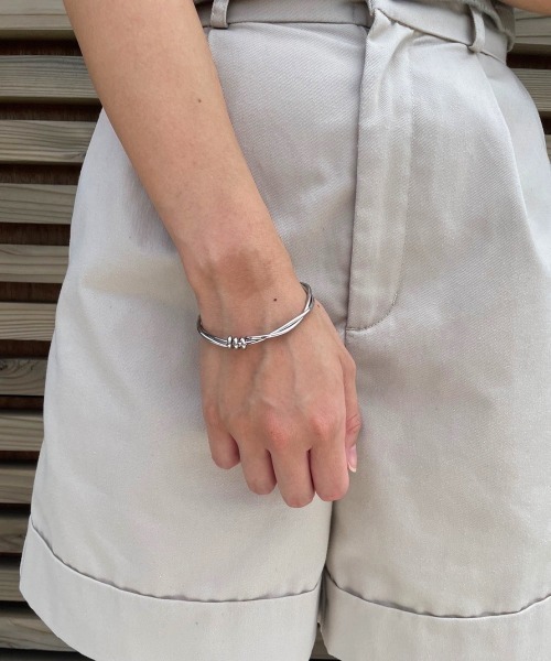 PARKS TOKYO SELECT（パークストウキョウセレクト）の「ツイスト メタル バングルブレスレット（バングル/リストバンド・レディース・シルバー/ゴールド・FREE）」の4枚目の写真