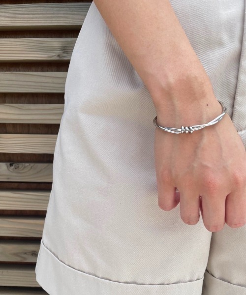 PARKS TOKYO SELECT（パークストウキョウセレクト）の「ツイスト メタル バングルブレスレット（バングル/リストバンド・レディース・シルバー/ゴールド・FREE）」の5枚目の写真