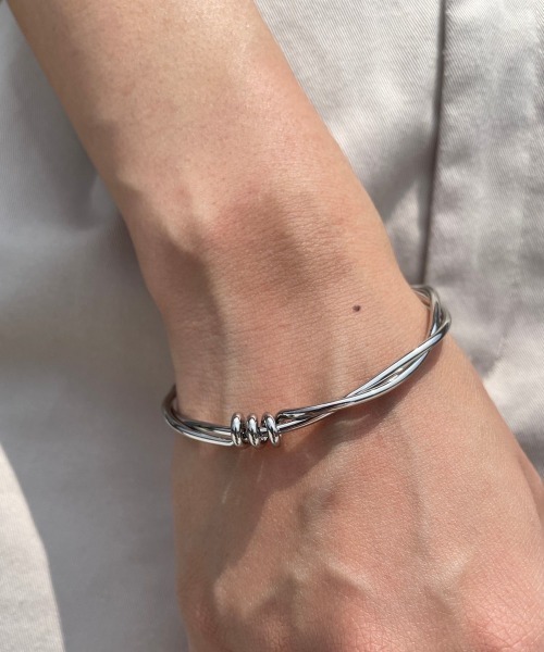 PARKS TOKYO SELECT（パークストウキョウセレクト）の「ツイスト メタル バングルブレスレット（バングル/リストバンド・レディース・シルバー/ゴールド・FREE）」の6枚目の写真