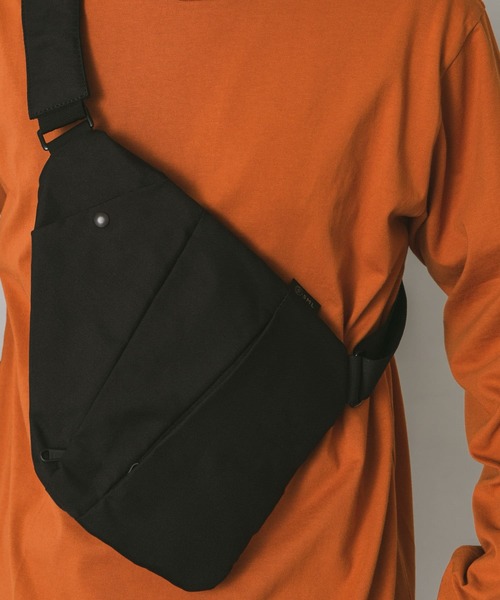 SML(エスエムエル)の「『別注』S.M.L.×DOORS ボディバッグ(ショルダーバッグ・メンズ・ブラック/カーキ/ベージュ系その他・-)」の2枚目の写真