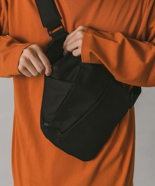 SML(エスエムエル)の「『別注』S.M.L.×DOORS ボディバッグ(ショルダーバッグ・メンズ・ブラック/カーキ/ベージュ系その他・-)」の5枚目の写真
