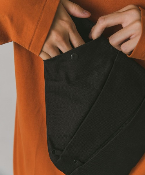 SML(エスエムエル)の「『別注』S.M.L.×DOORS ボディバッグ(ショルダーバッグ・メンズ・ブラック/カーキ/ベージュ系その他・-)」の6枚目の写真