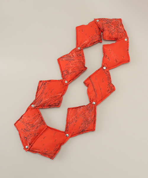 MASU（エムエーエスユー）の「【MASU / エムエーエスユー】DIAMOND PUFFER SCARF（マフラー・メンズ・レッド・FREE）」の6枚目の写真