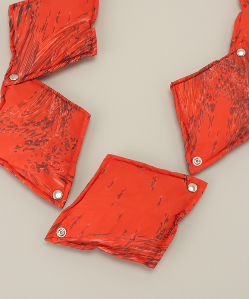 MASU（エムエーエスユー）の「【MASU / エムエーエスユー】DIAMOND PUFFER SCARF（マフラー・メンズ・レッド・FREE）」の2枚目の写真