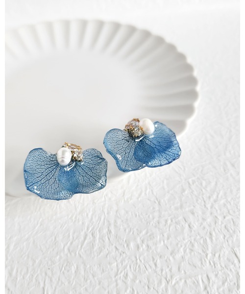 tone(トーン)の「【Tresor】花びらクリスタル イヤリング/淡水パール(MA)(イヤリング・レディース・ホワイト/ピンク系その他/グリーン系その他/ブラック/ネイビー/パープル/ピンク/パープル系その他・FREE)」の4枚目の写真