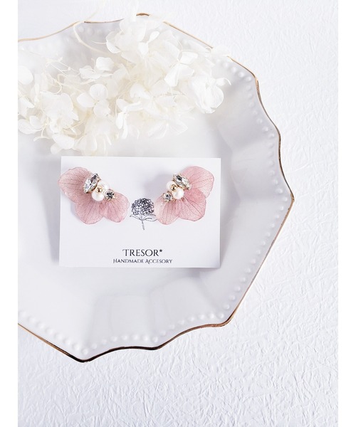 tone(トーン)の「【Tresor】花びらクリスタル イヤリング/淡水パール(MA)(イヤリング・レディース・ホワイト/ピンク系その他/グリーン系その他/ブラック/ネイビー/パープル/ピンク/パープル系その他・FREE)」の8枚目の写真