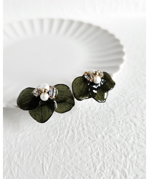 tone(トーン)の「【Tresor】花びらクリスタル イヤリング/淡水パール(MA)(イヤリング・レディース・ホワイト/ピンク系その他/グリーン系その他/ブラック/ネイビー/パープル/ピンク/パープル系その他・FREE)」の1枚目の写真