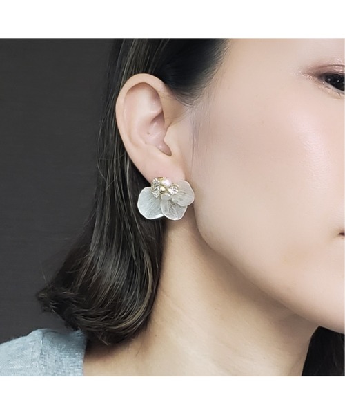 tone(トーン)の「【Tresor】花びらクリスタル イヤリング/淡水パール(MA)(イヤリング・レディース・ホワイト/ピンク系その他/グリーン系その他/ブラック/ネイビー/パープル/ピンク/パープル系その他・FREE)」の9枚目の写真
