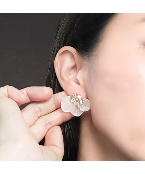 tone(トーン)の「【Tresor】花びらクリスタル イヤリング/淡水パール(MA)(イヤリング・レディース・ホワイト/ピンク系その他/グリーン系その他/ブラック/ネイビー/パープル/ピンク/パープル系その他・FREE)」の10枚目の写真