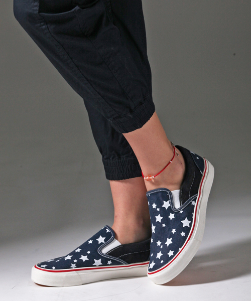 AVIREX（アヴィレックス）の「【In Red掲載アイテム】avirex/アヴィレックス/スリッポン/FREEDOM/フリーダム（スリッポン・レディース・ブラック/ネイビー/カモフラージュ/ホワイト・23cm/24cm/25cm/24/25/23/27.5/27/28/25.5/26/26.5）」の3枚目の写真