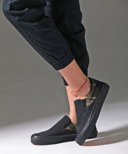 AVIREX（アヴィレックス）の「【In Red掲載アイテム】avirex/アヴィレックス/スリッポン/FREEDOM/フリーダム（スリッポン・レディース・ブラック/ネイビー/カモフラージュ/ホワイト・23cm/24cm/25cm/24/25/23/27.5/27/28/25.5/26/26.5）」の2枚目の写真