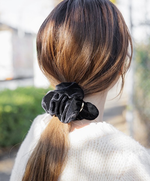 flower（フラワー）の「ゴージャスベロアシュシュ（シュシュ・レディース・ブラック/ブラウン・FREE）」の2枚目の写真