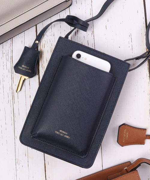 FUNALIVE（ファンアライブ）の「Craig キーチャーム付きオーバーポケットスマホポーチ/スマホショルダー（ショルダーバッグ・メンズ・グレイッシュベージュ/ブラック/アイボリー/ネイビー/キャメル・F）」の4枚目の写真