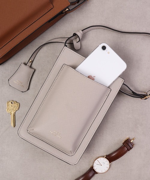 FUNALIVE（ファンアライブ）の「Craig キーチャーム付きオーバーポケットスマホポーチ/スマホショルダー（ショルダーバッグ・メンズ・グレイッシュベージュ/ブラック/アイボリー/ネイビー/キャメル・F）」の3枚目の写真