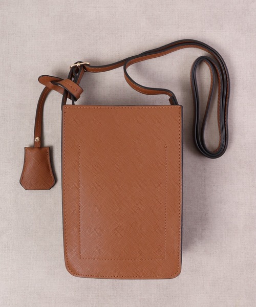 FUNALIVE（ファンアライブ）の「Craig キーチャーム付きオーバーポケットスマホポーチ/スマホショルダー（ショルダーバッグ・メンズ・グレイッシュベージュ/ブラック/アイボリー/ネイビー/キャメル・F）」の11枚目の写真