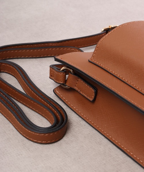 FUNALIVE（ファンアライブ）の「Craig キーチャーム付きオーバーポケットスマホポーチ/スマホショルダー（ショルダーバッグ・メンズ・グレイッシュベージュ/ブラック/アイボリー/ネイビー/キャメル・F）」の6枚目の写真