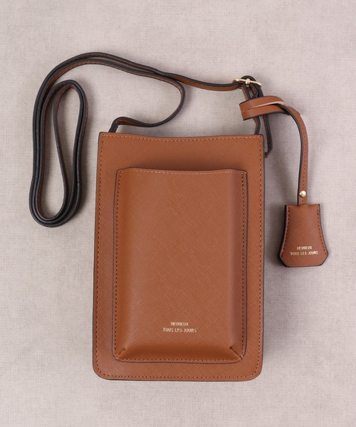 FUNALIVE（ファンアライブ）の「Craig キーチャーム付きオーバーポケットスマホポーチ/スマホショルダー（ショルダーバッグ・メンズ・グレイッシュベージュ/ブラック/アイボリー/ネイビー/キャメル・F）」の8枚目の写真