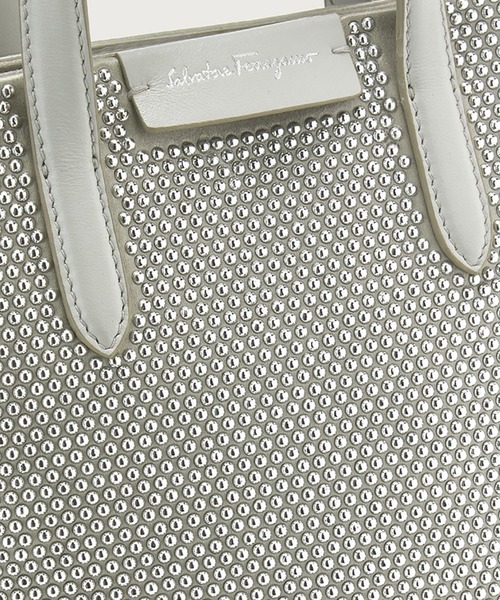 FERRAGAMO(フェラガモ)の「ミニ トートバッグ(ハンドバッグ・レディース・シルバー・ONE SIZE)」の2枚目の写真
