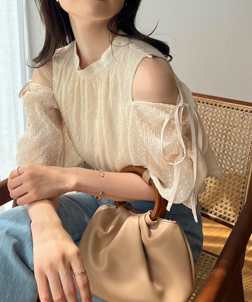 one after another NICE CLAUP（ワンアフターアナザーナイスクラップ）の「肩あき/マルチWAY/プリーツブラウス（シャツ/ブラウス・レディース・ベージュ系その他/アイボリー/ブラック/グレー系その他・FREE）」の5枚目の写真