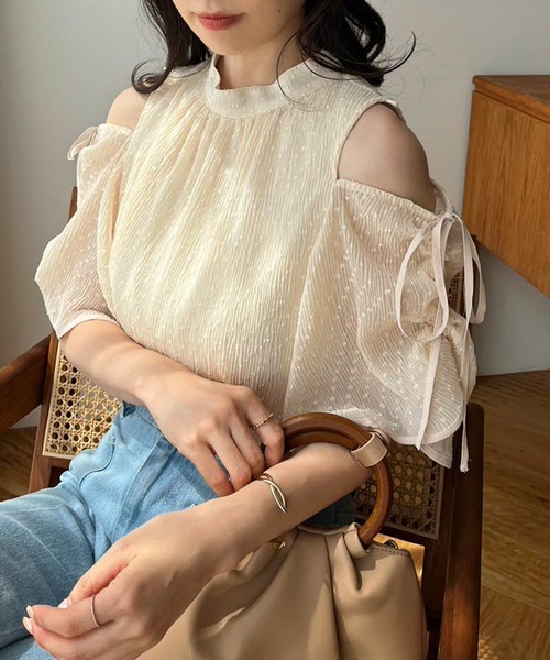 one after another NICE CLAUP（ワンアフターアナザーナイスクラップ）の「肩あき/マルチWAY/プリーツブラウス（シャツ/ブラウス・レディース・ベージュ系その他/アイボリー/ブラック/グレー系その他・FREE）」の6枚目の写真