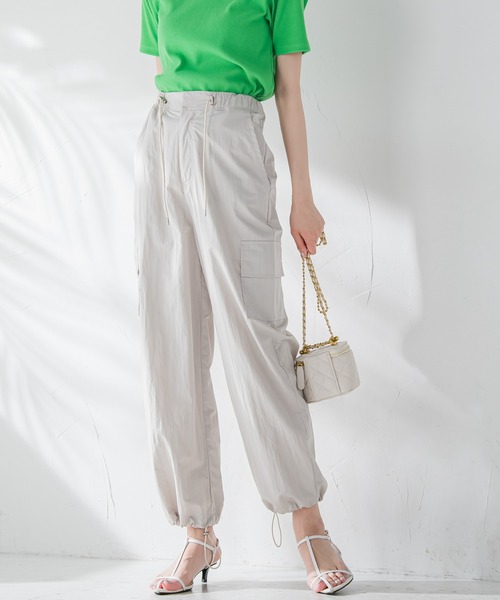 VICKY（ビッキー）の「【光沢感のある素材で女性らしい】ナイロンカーゴパンツ《手洗い可能》（カーゴパンツ・レディース・ライトブルー/グリーン/ベージュ・M）」の2枚目の写真