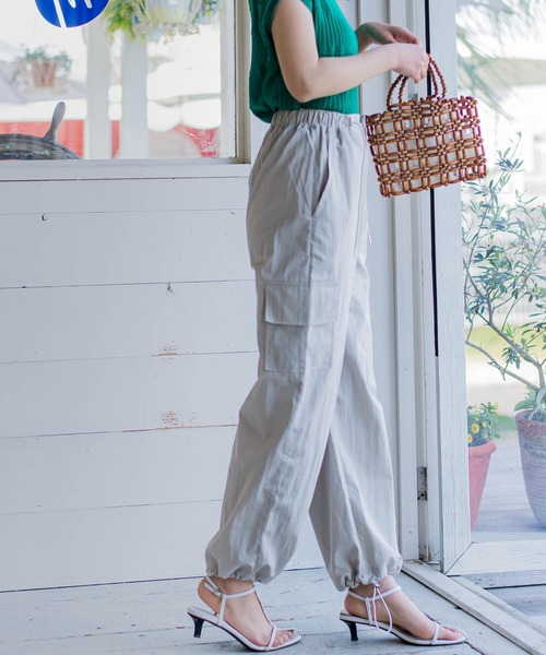 VICKY（ビッキー）の「【光沢感のある素材で女性らしい】ナイロンカーゴパンツ《手洗い可能》（カーゴパンツ・レディース・ライトブルー/グリーン/ベージュ・M）」の7枚目の写真