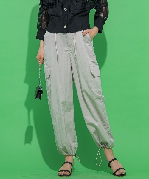 VICKY（ビッキー）の「【光沢感のある素材で女性らしい】ナイロンカーゴパンツ《手洗い可能》（カーゴパンツ・レディース・ライトブルー/グリーン/ベージュ・M）」の22枚目の写真