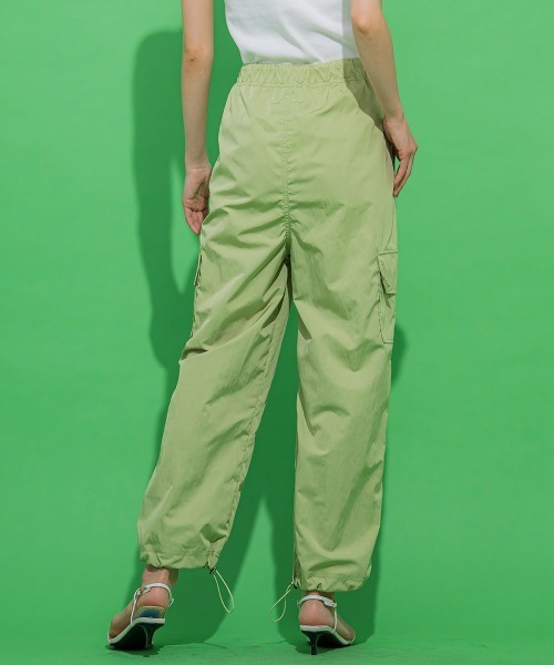 VICKY（ビッキー）の「【光沢感のある素材で女性らしい】ナイロンカーゴパンツ《手洗い可能》（カーゴパンツ・レディース・ライトブルー/グリーン/ベージュ・M）」の5枚目の写真