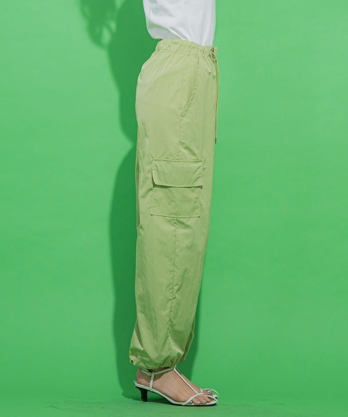 VICKY（ビッキー）の「【光沢感のある素材で女性らしい】ナイロンカーゴパンツ《手洗い可能》（カーゴパンツ・レディース・ライトブルー/グリーン/ベージュ・M）」の20枚目の写真