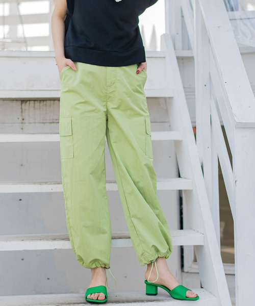 VICKY（ビッキー）の「【光沢感のある素材で女性らしい】ナイロンカーゴパンツ《手洗い可能》（カーゴパンツ・レディース・ライトブルー/グリーン/ベージュ・M）」の13枚目の写真