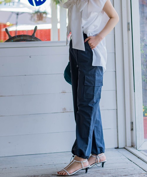 VICKY（ビッキー）の「【光沢感のある素材で女性らしい】ナイロンカーゴパンツ《手洗い可能》（カーゴパンツ・レディース・ライトブルー/グリーン/ベージュ・M）」の16枚目の写真