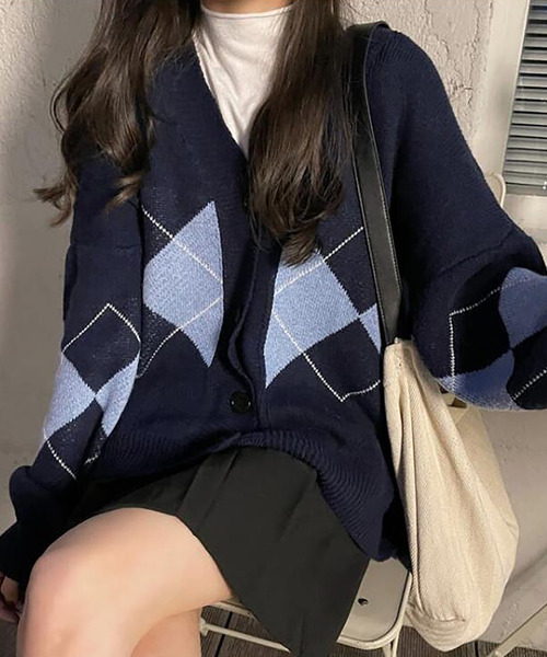 Ulysses（ユリシス）の「アーガイルVネックニットカーディガン（カーディガン/ボレロ・レディース・ベージュ/ネイビー・F）」の2枚目の写真