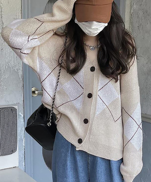 Ulysses（ユリシス）の「アーガイルVネックニットカーディガン（カーディガン/ボレロ・レディース・ベージュ/ネイビー・F）」の3枚目の写真