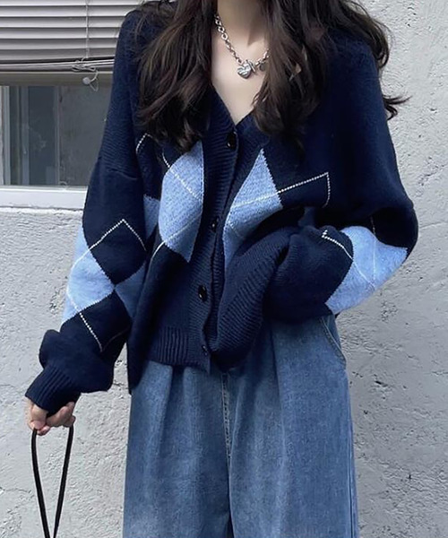 Ulysses（ユリシス）の「アーガイルVネックニットカーディガン（カーディガン/ボレロ・レディース・ベージュ/ネイビー・F）」の7枚目の写真