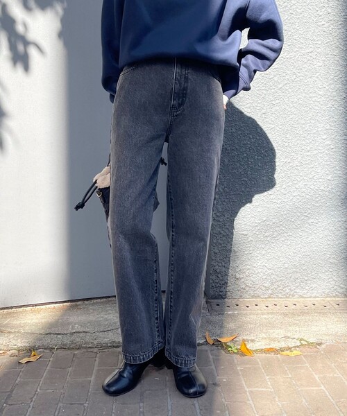 fredy emue(フレディエミュ)の「ストレートデニムパンツ【ネームパッチあり】(デニムパンツ・レディース・サックスブルー/ブラック/ブルー・38/36)」の2枚目の写真