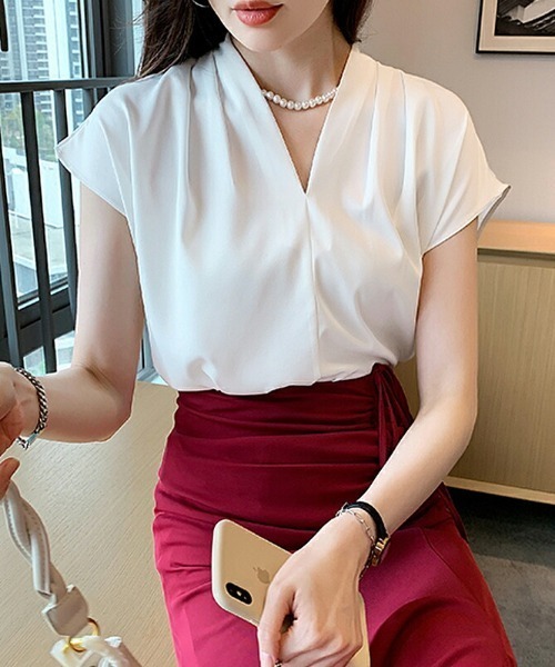 COCOMOMO(ココモモ)の「品よく美人見え フレンチスリーブタックブラウス Vネック タック ブラウス フレンチスリーブ タックブラウス 光沢 とろみ オフィス オフィスカジュアル セレモニー オケージョン(シャツ/ブラウス・レディース・グリーン/ホワイト/ベージュ/ブルー/ピンク・FREE)」の2枚目の写真