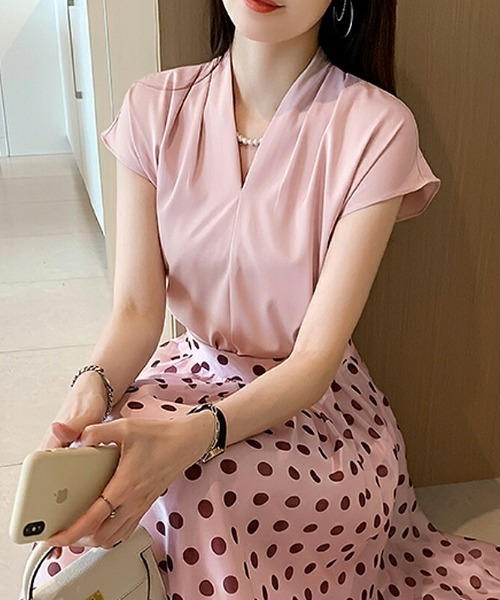 COCOMOMO(ココモモ)の「品よく美人見え フレンチスリーブタックブラウス Vネック タック ブラウス フレンチスリーブ タックブラウス 光沢 とろみ オフィス オフィスカジュアル セレモニー オケージョン(シャツ/ブラウス・レディース・グリーン/ホワイト/ベージュ/ブルー/ピンク・FREE)」の1枚目の写真