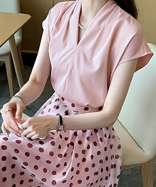 COCOMOMO(ココモモ)の「品よく美人見え フレンチスリーブタックブラウス Vネック タック ブラウス フレンチスリーブ タックブラウス 光沢 とろみ オフィス オフィスカジュアル セレモニー オケージョン(シャツ/ブラウス・レディース・グリーン/ホワイト/ベージュ/ブルー/ピンク・FREE)」の18枚目の写真