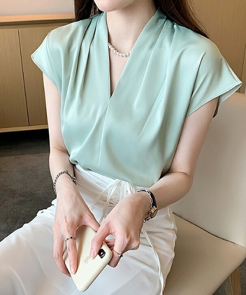 COCOMOMO(ココモモ)の「品よく美人見え フレンチスリーブタックブラウス Vネック タック ブラウス フレンチスリーブ タックブラウス 光沢 とろみ オフィス オフィスカジュアル セレモニー オケージョン(シャツ/ブラウス・レディース・グリーン/ホワイト/ベージュ/ブルー/ピンク・FREE)」の11枚目の写真