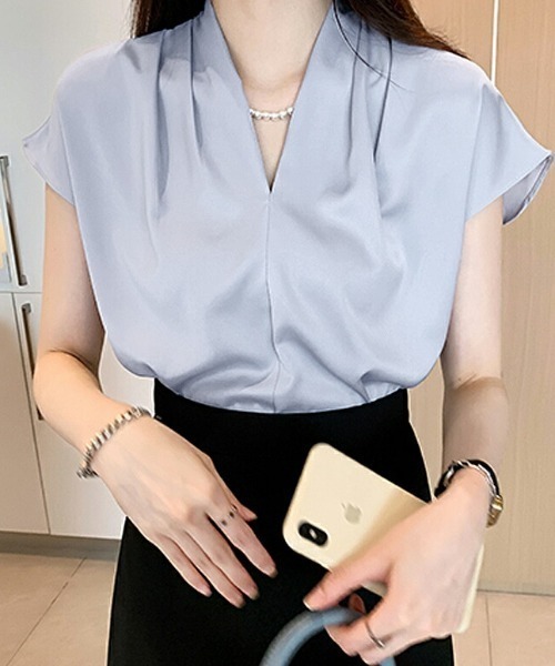 COCOMOMO(ココモモ)の「品よく美人見え フレンチスリーブタックブラウス Vネック タック ブラウス フレンチスリーブ タックブラウス 光沢 とろみ オフィス オフィスカジュアル セレモニー オケージョン(シャツ/ブラウス・レディース・グリーン/ホワイト/ベージュ/ブルー/ピンク・FREE)」の16枚目の写真